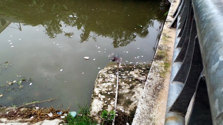 Xác nạn nhân nổi sát chân cầu.