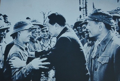 Tướng Phạm Kiệt và Bác Hồ cùng dự lễ mít tinh kỷ niệm thành lập CANDVT vào tháng 3/1964.