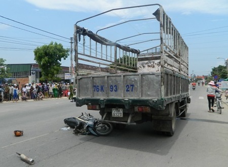 Chiếc xe máy nằm gọn dưới bánh xe tải