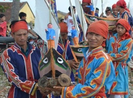 13 họ tộc tổ chức Lễ khao lề thế lính Hoàng Sa - 2 Chuẩn bị thả thuyền câu xuống biển