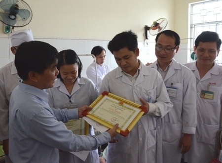 Quảng Ngãi: Nâng cao chế độ đãi ngộ ngành y tế - 3 Giám đốc Sở Y tế đã kịp thời động viên và khen thưởng kíp mổ cứu bệnh nhân nguy kịch.