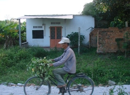 Nhiều hộ dân đành bỏ hoang nhà cửa để tha phương.