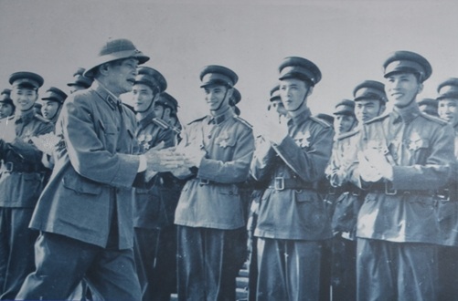 “Danh tướng Phạm Kiệt - bản lĩnh và tài đức” - 8 Tư lệnh Phạm Kiệt đến chúc mừng Hội nghị mừng công của Công an nhân dân vũ trang tỉnh Thái Nguyên.