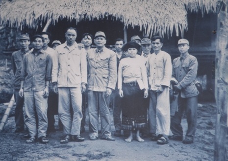 “Danh tướng Phạm Kiệt - bản lĩnh và tài đức” - 4 Cán bộ lão thành chăm chú xem lại các bức ảnh và gợi nhớ về ký ức thời chiến tranh.