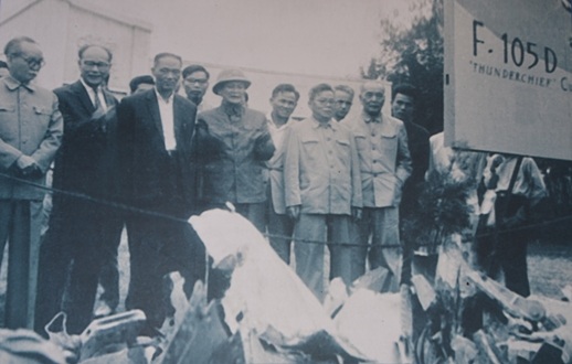 “Danh tướng Phạm Kiệt - bản lĩnh và tài đức” - 6 Tướng Phạm Kiệt cùng đoàn Chủ tịch MTTQVN xem xác máy bay F105 do Bộ đội Biên phòng bắn rơi.