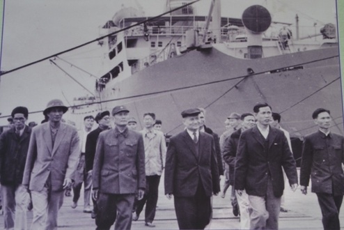 “Danh tướng Phạm Kiệt - bản lĩnh và tài đức” - 7 Tướng Phạm Kiệt cùng đoàn Chủ tịch MTTQVN xem xác máy bay F105 do Bộ đội Biên phòng bắn rơi.