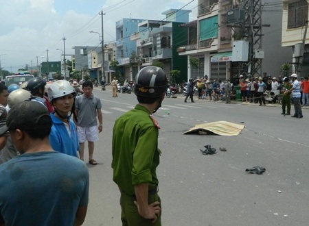 Chiếc xe máy nằm gọn dưới bánh xe tải