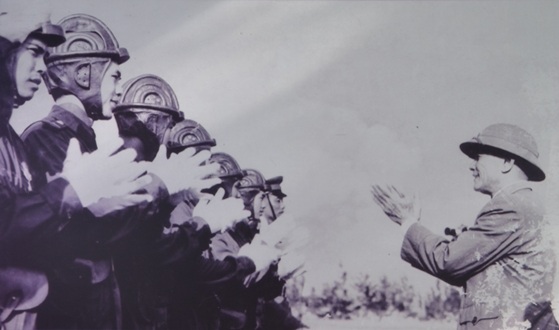 “Danh tướng Phạm Kiệt - bản lĩnh và tài đức” - 12 Tướng Phạm Kiệt và Bác Hồ cùng dự lễ mít tinh kỷ niệm thành lập CANDVT vào tháng 3/1964.