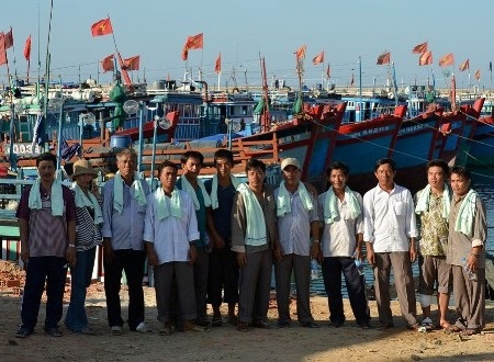 10 ngư dân cùng gia đình ghi lại khoảng khắc sau chuyến biển sinh tử.