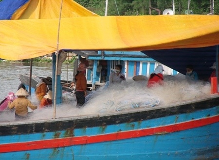 Chị em khẩn trương vá lưới cho chuyến biển tiếp theo.