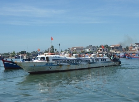 Đưa thi thể ngư dân bị tàu "lạ" đâm tử vong về đảo Lý Sơn - 7 Chiếc tàu cao tốc đi quan tài về đảo Lý Sơn mai táng.