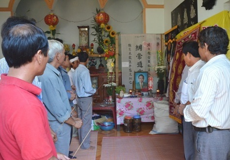 Chuyến đi biển định mệnh đẫm nước mắt - 2 Chính quyền và Nghiệp đoàn nghề cá xã An Vĩnh đến viếng tang ngư dân Đặng Dùm.