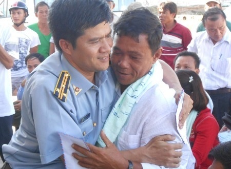 Cơ quan chức năng vui mừng khi gặp lại ngư dân an toàn trở về.