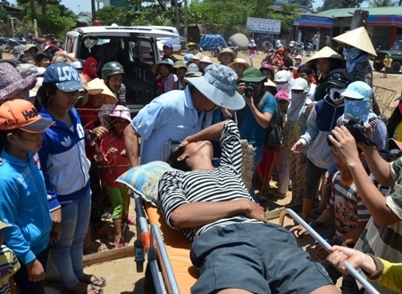 Hai ngư dân bị kiểm ngư Trung Quốc đánh: Trở về tay không! - 2 Hai ngư dân bị kiểm ngư Trung Quốc đánh: Trở về tay không!