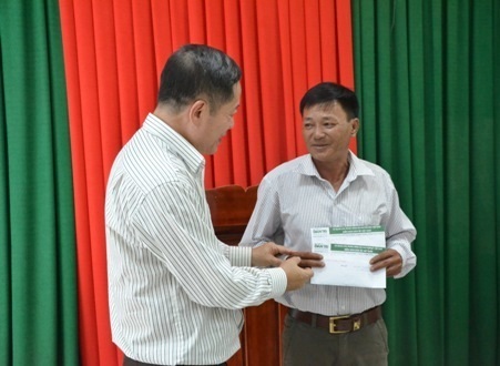 Trao quà nhân ái đến ngư dân Quảng Ngãi bị nạn ở Hoàng Sa - 3 Hỗ trợ đến hoàn cảnh ngư dân bị thương trên tàu ông Nguyễn Văn Quang.