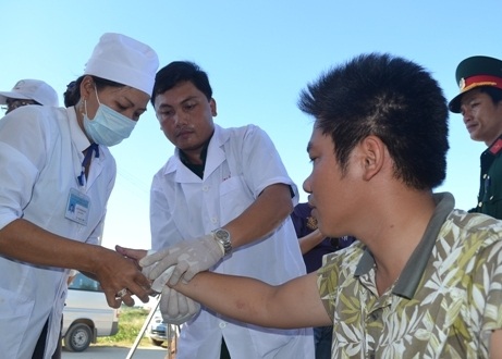 Y bác sĩ băng bó vết thương cho các thuyền viên bị thương.