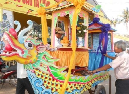 Lễ rước linh vị các hùng binh Hoàng Sa về đình làng An Vĩnh.