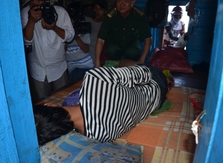 Đưa 2 ngư dân bị kiểm ngư Trung Quốc đánh vào đất liền cấp cứu - 5 Ngư dân Lê Anh bị choáng váng với nhiều vết thương trên đầu.