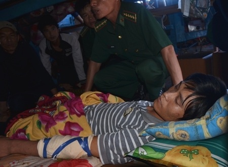 Đưa 2 ngư dân bị kiểm ngư Trung Quốc đánh vào đất liền cấp cứu - 6 Ngư dân Nguyễn Tấn Hải bị gãy tay và nằm bất động trên tàu.