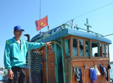 “Sửa tàu xong, tôi tiếp tục bám biển Hoàng Sa” - 4 Ngư dân Võ Minh Quân chỉ về phần thân tàu bị hỏng do kiểm ngư Trung Quốc tấn công.