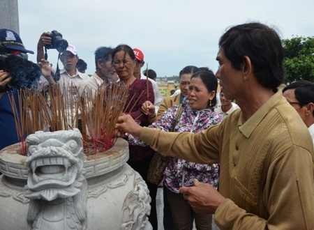 Bất chấp Trung Quốc ngang ngược, ngư dân quyết vươn khơi bám biển - 8 Ngư dân thắp hương tưởng nhớ Đội hùng binh Hoàng Sa.
