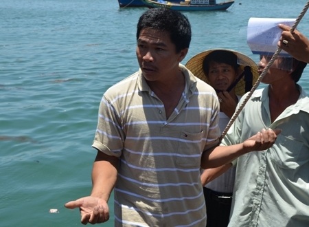 Vì Hoàng Sa ruột thịt, ngư dân không ngại nợ nần và hi sinh - 1 Ngư dân trên tàu ông Nguyễn Văn Quang kể lại sự việc.