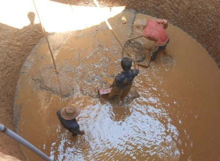 Người dân Lý Sơn đào giếng gặp nguồn nước nhiễm mặn và không thể sử dụng được.