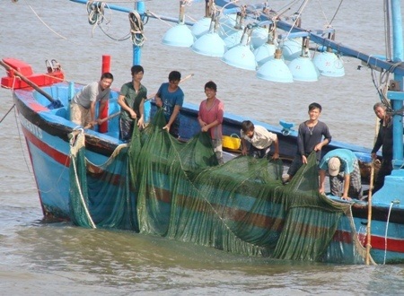 Rửa lưới chuẩn bị cho chuyến biển tiếp theo.