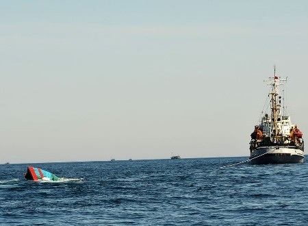 Tàu VT57 lai dắt tàu ĐNa 90152-TS đang ở trạng thái bị chìm