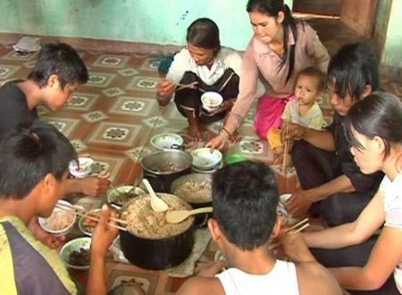 Bệnh nhân mắc “viêm da lạ” 3 lần trốn viện và uống rượu - 4 Người dân thiểu số H're (huyện Ba Tơ) thường có thói quen ăn cơm từ gạo ủ truyền thống.