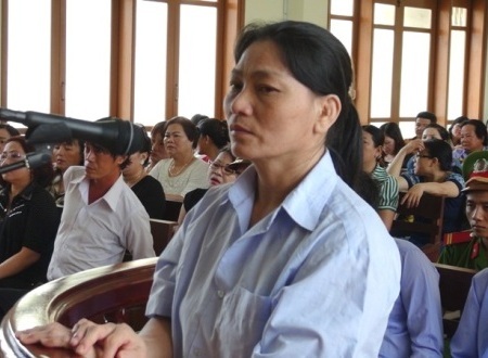 Bị cáo Nguyễn Thị Bích Loan thẫn thờ khi TAND tối cao hủy bản án sơ thẩm.