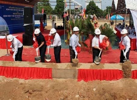 Các đại biểu dự lễ khởi công Bệnh viện Sản - Nhi.