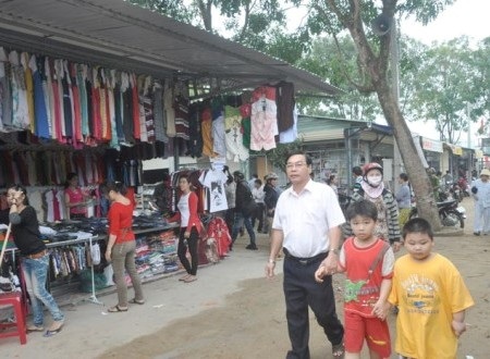 Các ki-ốt trong chợ tạm đìu hiu khách vì nắng nóng và nằm xa khu trung tâm.