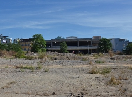 Doanh nghiệp thất hứa, chính quyền chi 160 tỷ đồng xây chợ mới - 3 Chủ đầu tư mới xây dựng một phần rồi dừng lại và xin rút đầu tư trên nền chợ bị cháy.