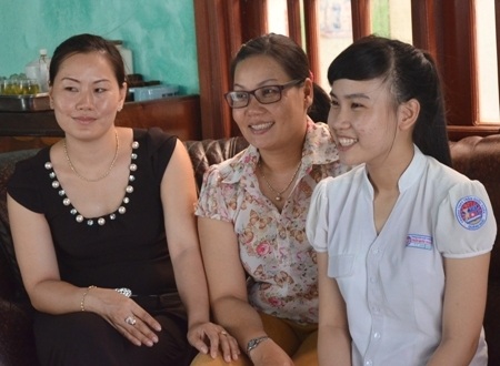 Cô thủ khoa dễ thương rạng ngời nụ cười hạnh phúc bên mẹ và dì.