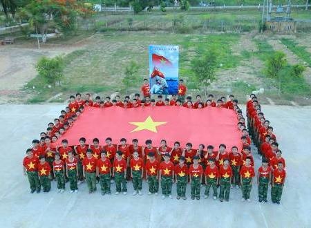 Những "chiến sĩ nhí" xếp hình Tổ quốc - 6 Thế hệ trẻ hướng về cột mốc khẳng định chủ quyền biển đảo ở Hoàng Sa và Trường Sa.