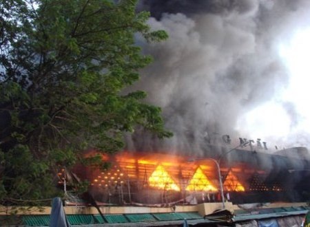 Doanh nghiệp thất hứa, chính quyền chi 160 tỷ đồng xây chợ mới - 1 Hàng ngàn tiểu thương kinh doanh trong chợ bị cháy chờ xây chợ mới dài cổ.