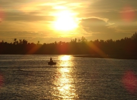 Hoàng hôn soi sáng mặt biển dẫn đường ngư dân trở về.