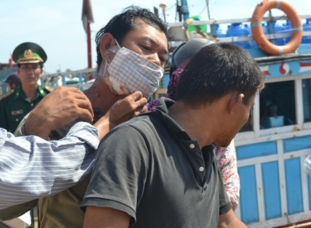 Tàu Trung Quốc tấn công tàu cá Việt Nam ở Hoàng Sa, 1 ngư dân Lý Sơn bị thương - 2 Khẩn trương sơ cứu cho ngư dân Lê Văn Hường bị mảnh kính găm vào cổ.