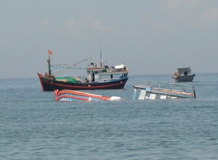 Bị phá nước làm tàu chìm, 11 ngư dân thoát nạn ở Hoàng Sa - 1 Ngư dân Bình Châu đang nỗ lực cứu tàu cá đang chìm dưới biển.