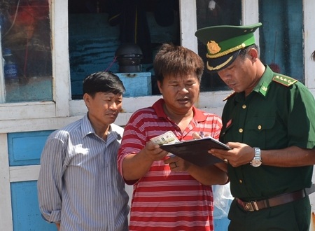 Tàu Trung Quốc tấn công tàu cá Việt Nam ở Hoàng Sa, 1 ngư dân Lý Sơn bị thương - 1 Ngư dân Lê Túc trình báo sự việc với cơ quan chức năng.
