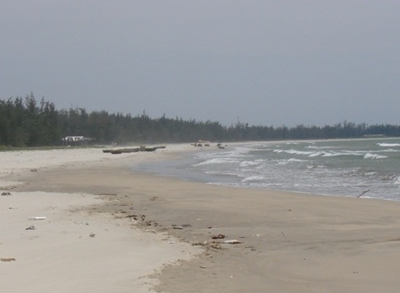 Những bãi biển vắng người luôn tìm ẩn nhiều rủi ro đến tính mạng học sinh.