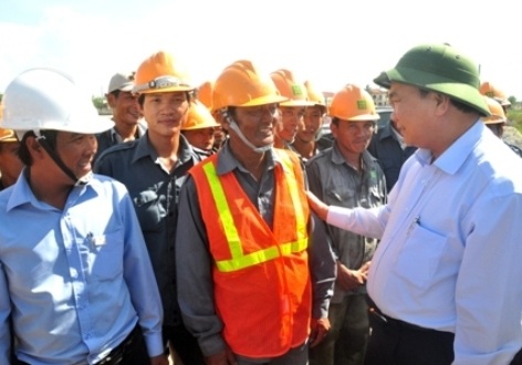 Phó Thủ tướng thị sát và thăm công nhân đang thi công ở tỉnh Quảng Nam.
