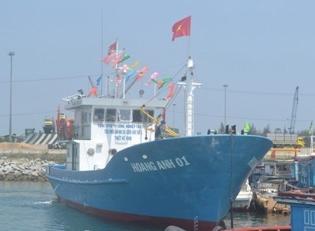 Tàu cá vỏ thép đầu tiên ở Quảng Ngãi vươn khơi xa.