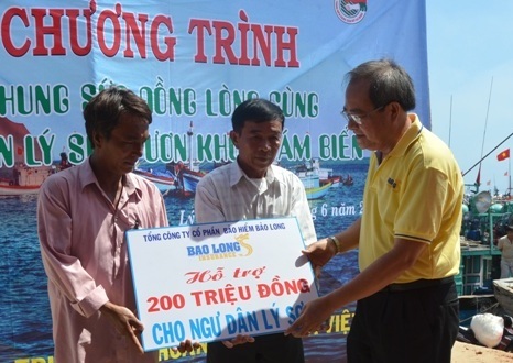 Tiếp sức ngư dân Lý Sơn bám biển Hoàng Sa - 3 Trao tượng trưng phần quà hỗ trợ cho 50 ngư dân Lý Sơn có hoàn cảnh khó khăn.