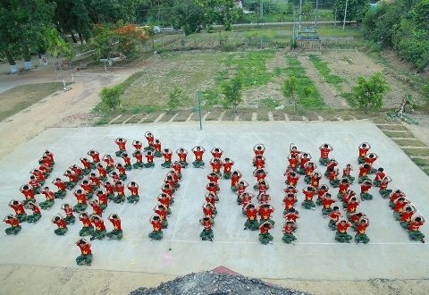 Những "chiến sĩ nhí" xếp hình Tổ quốc - 1 Xếp thành từ Việt Nam.