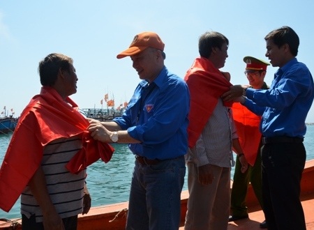 Tiếp sức ngư dân Lý Sơn bám biển Hoàng Sa