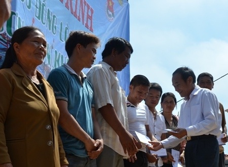 Ông Phạm Thanh Nghìn - Phó Chủ tịch UBMTTQVN tỉnh Quảng Ngãi (phải) tặng quà ngư dân Lý Sơn.