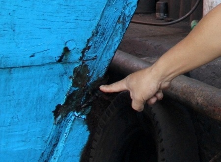Đuôi phải thân tàu bị vỡ tróc.