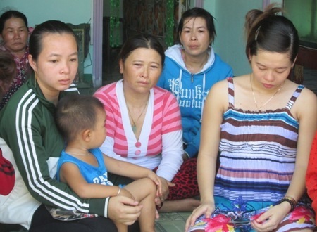 Gia đình 6 ngư dân đang bị giam giữ ở Trung Quốc bất an đến tính mạng của chồng.